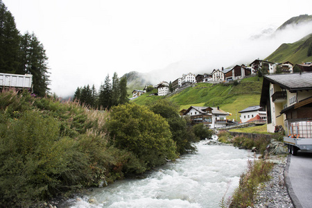 小河和冰川从阿尔卑斯最高和最广泛的山