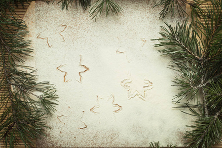 在木板上烘烤的霉菌的痕迹。面粉与面粉。由冷杉树枝制成的框架。新年, 圣诞贺卡