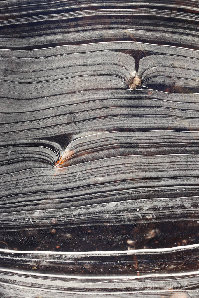 透明冰线表面背景纹理.冰湖上的冰线波浪形图