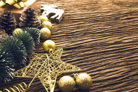 圣诞节装饰道具在木背景的顶部视图