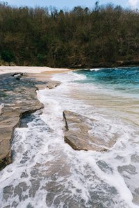 香兰在 Nusa Penida 岛的海滩。印度尼西亚