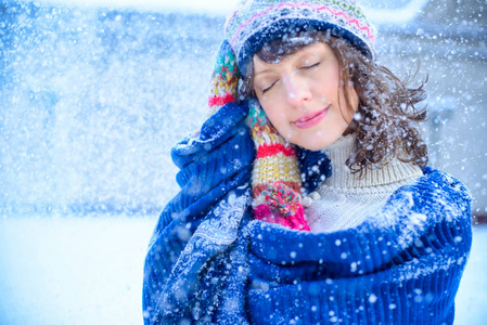 圣诞节销售。美丽惊讶的女人在红手套和白色毛衣冬季背景雪, 情绪。滑稽的笑声妇女画像。新年销售