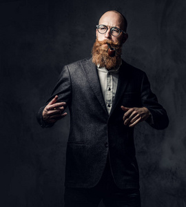 画室肖像红头胡子男性穿着一件羊毛夹克的老式眼镜。