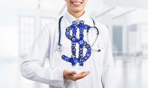 近位女医生用掌上美元示牌制作的齿轮货币概念