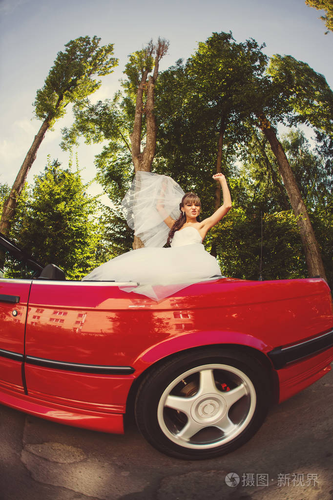 落跑新娘红色敞篷跑车的美丽女人
