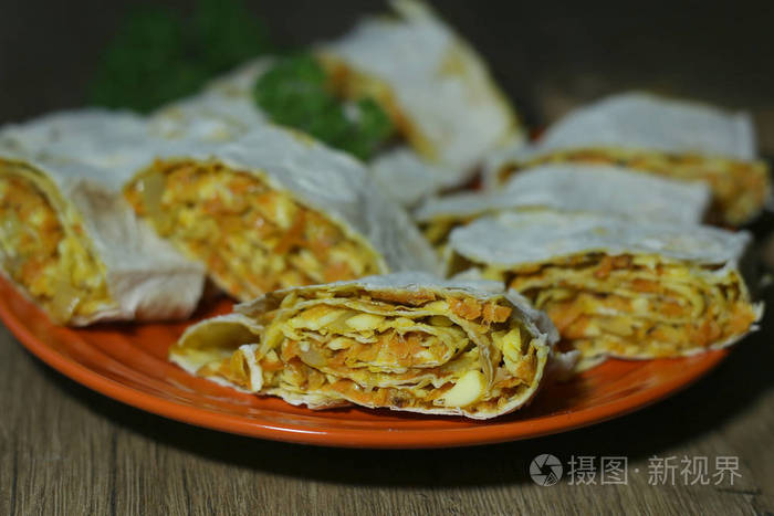 Lavash 卷与红萝卜和乳酪