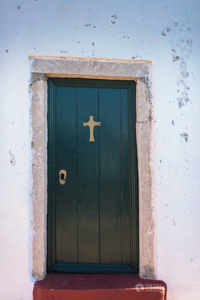 老白色教堂的木门