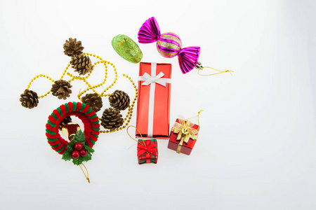 礼品盒和装饰圣诞节和新年的隔离