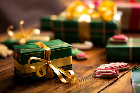 圣诞装饰品和手工礼品盒上的背景