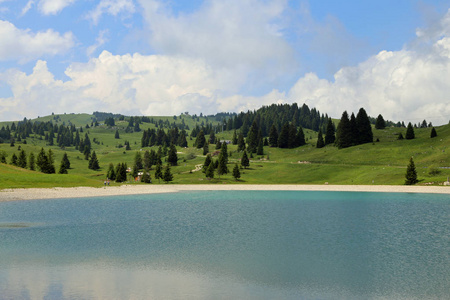 意大利北部高山池塘纯净水