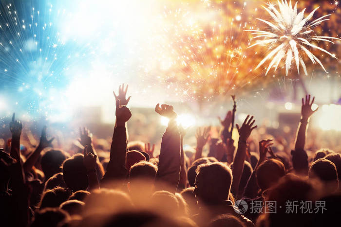 观看烟花的欢呼人群-新年概念