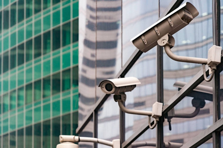 摄像头视频监控现代办公大楼入口处的安全监控系统.