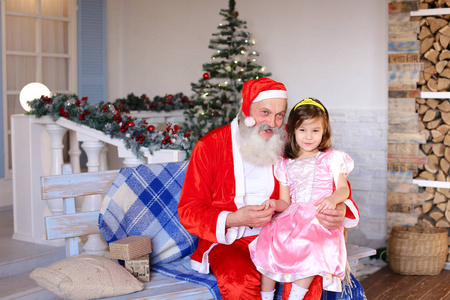 快乐的圣诞老人与小公主交谈图片