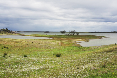 葡萄牙 Alentejo 农村 Alqueva 湖景观