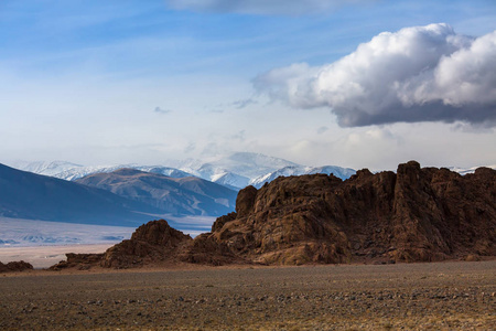 蒙古西部山区的景观。
