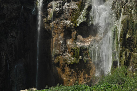 高高的瀑布，水流从岩石流入湖中..国家公园广场湖泊。克罗地亚的旅游业。