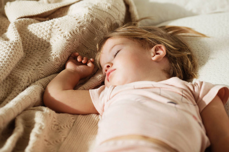 熟睡的小女孩无忧无虑的小宝贝, 带着柔软的玩具