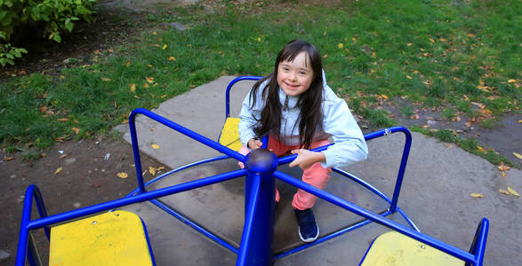 小女孩在公园里玩得很开心