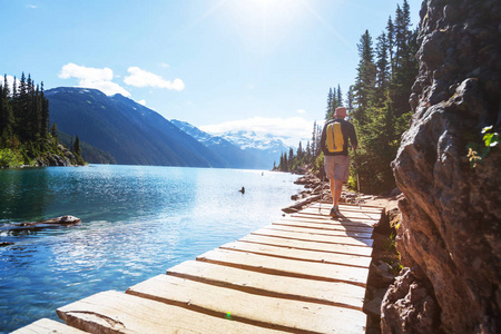 徒步旅行到绿松石水域，风景如画的加里波迪湖附近惠斯勒加拿大。 不列颠哥伦比亚省非常受欢迎的徒步旅行目的地。