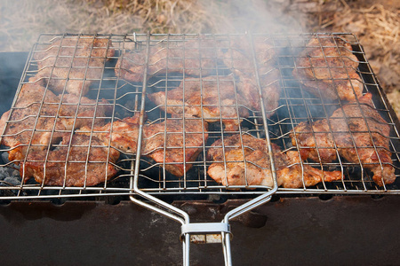 多汁猪排烹饪明火烤架上图片