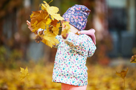 快乐都市小女孩漫步在城市秋天公园
