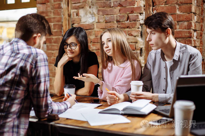 在咖啡馆里为讨论新的商业项目而举行的创意团队会议