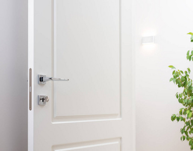 敞开的白色室内门。现代镀铬手柄和钥匙锁