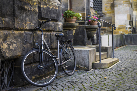 质地的石头和鹅卵石，自行车在城市的街道上