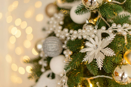 圣诞装饰和一棵枞树