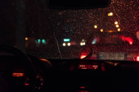雨.汽车挡风玻璃玻璃上下着雨