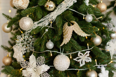 圣诞装饰和一棵枞树