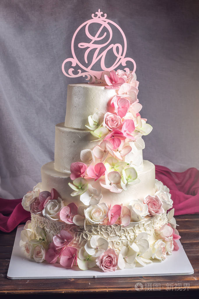 美丽的家庭婚礼四层蛋糕装饰粉红色和绿色软糖手工