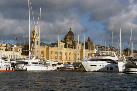 在大港口和 Birgu Vittoriosa 的游艇三城市在马耳他