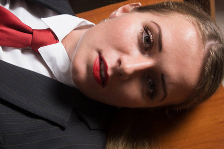 犯罪现场与女勒死的商人,在办公室照片