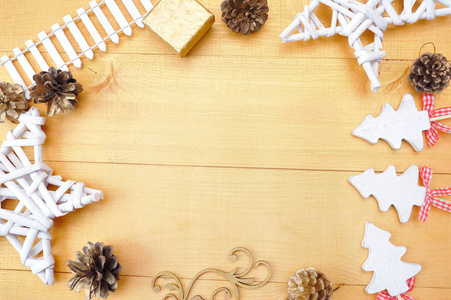圣诞背景与地方为您的文本和白色的圣诞树和星星在一个金色的木制背景。平躺, 顶部查看照片样机