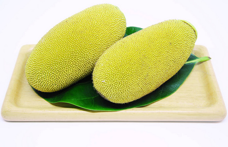 未成熟的 Jackfruits 放在叶子和木板材在白色被隔绝