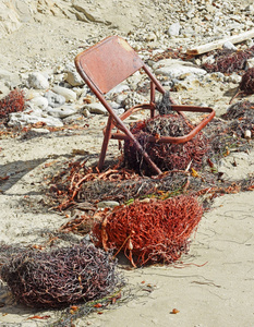 在海滩上生锈的椅子