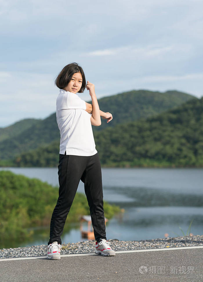 女人短头发做运动户外