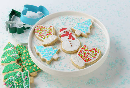 白色背景装饰树圣诞雪人饼干