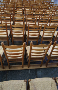 活动前公共场合的木椅