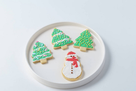 白色背景装饰树圣诞雪人饼干