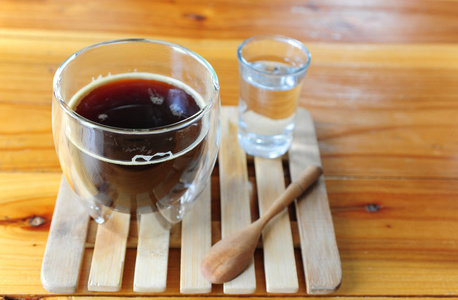 木盘上的一杯热黑咖啡