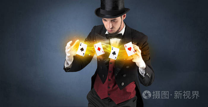 魔术师用魔法纸牌制作魔术照片-正版商用图片10150i-摄图新视界