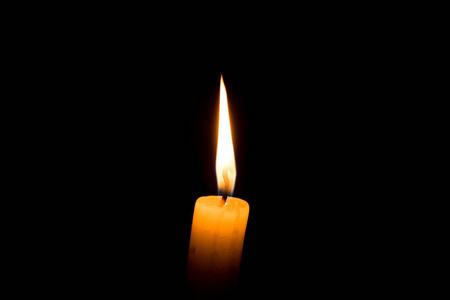 一支蜡烛在黑暗中燃烧