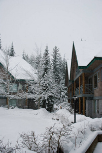 滑雪小屋覆盖在雪在加拿大惠斯勒