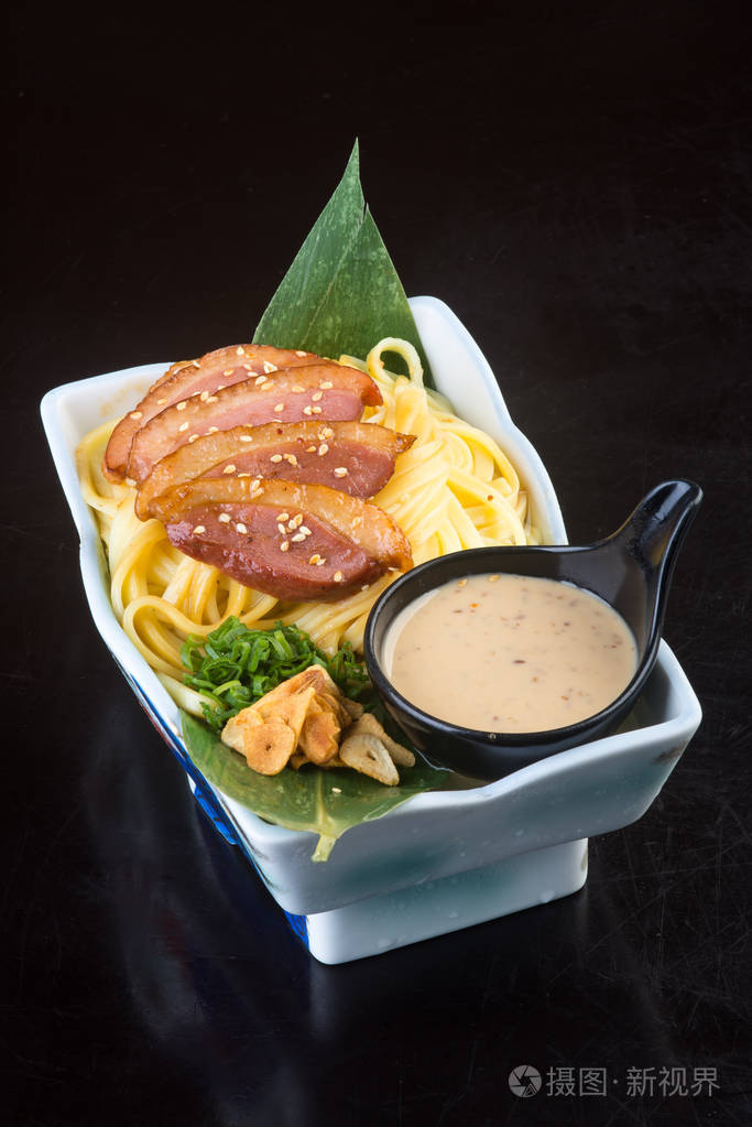 日本料理在背景上的乌冬面