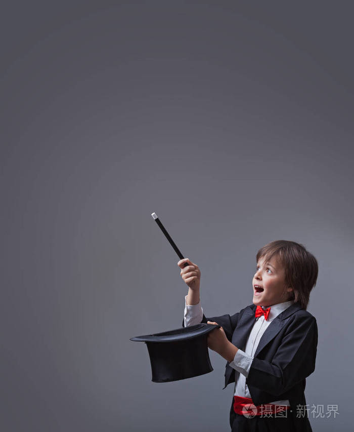魔术师男孩表演魔术棒和安全帽照片-正版商用图片1016bv-摄图新视界
