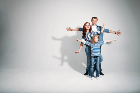 白色背景的幸福家庭肖像孤立