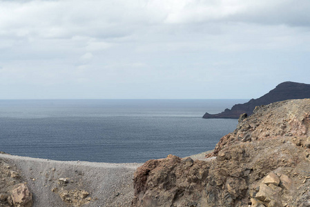 异国情调的岩石公路火山口的火山。火山位于著名的圣托里尼火山口