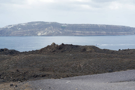异国情调的岩石公路火山口的火山。火山位于著名的圣托里尼火山口